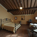 La camera matrimoniale dell'appartamento Il Fienile della Casa Vacanze Gli Oleandri a Castelfiorentino.